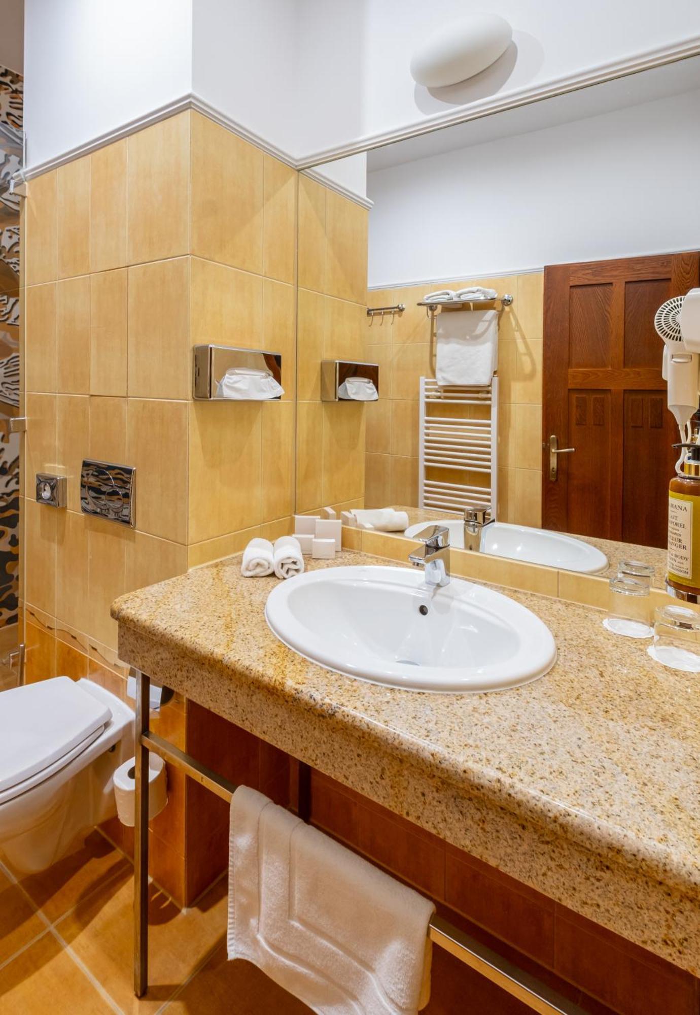 Hotel Golden Eagle Levice Ngoại thất bức ảnh