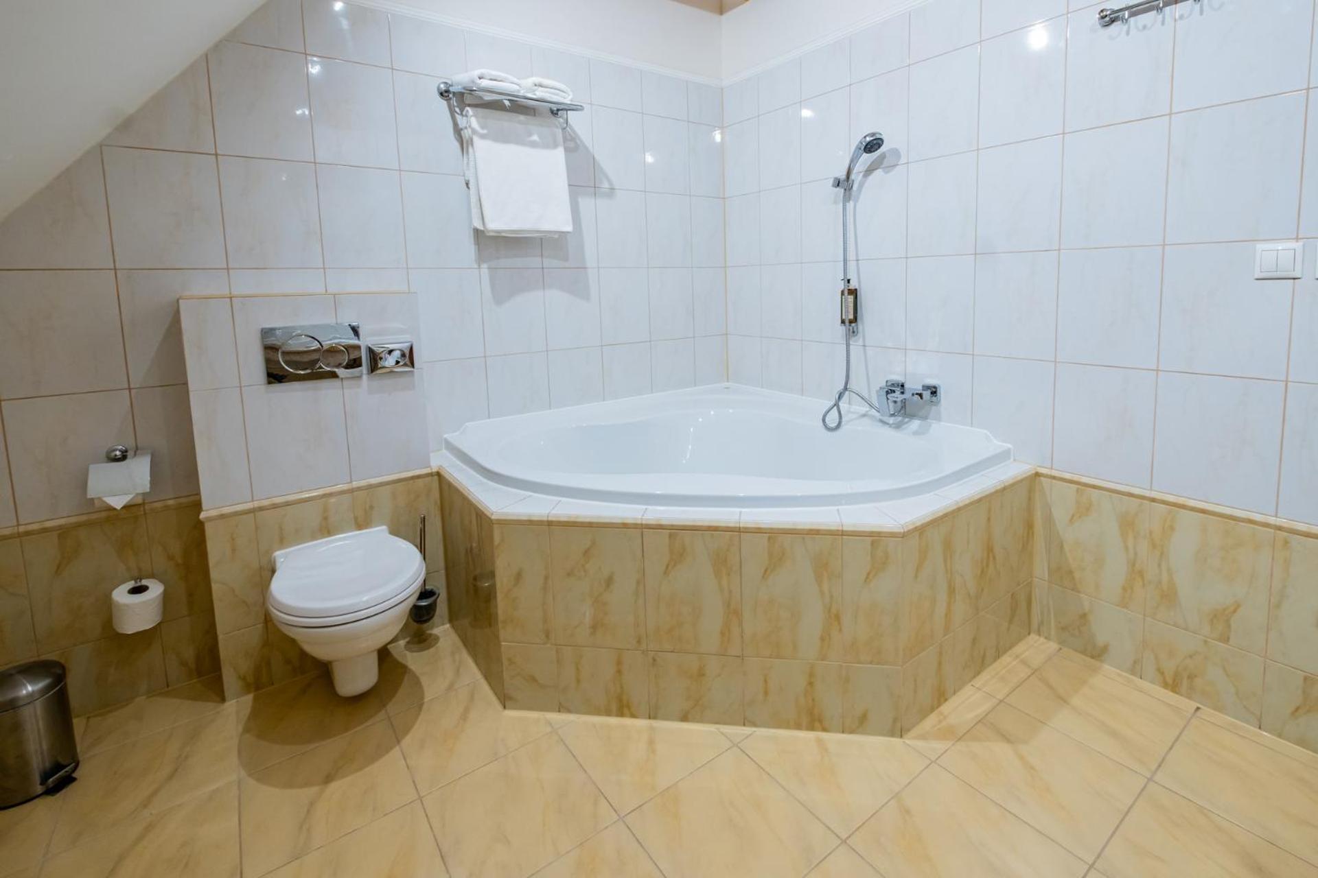 Hotel Golden Eagle Levice Ngoại thất bức ảnh