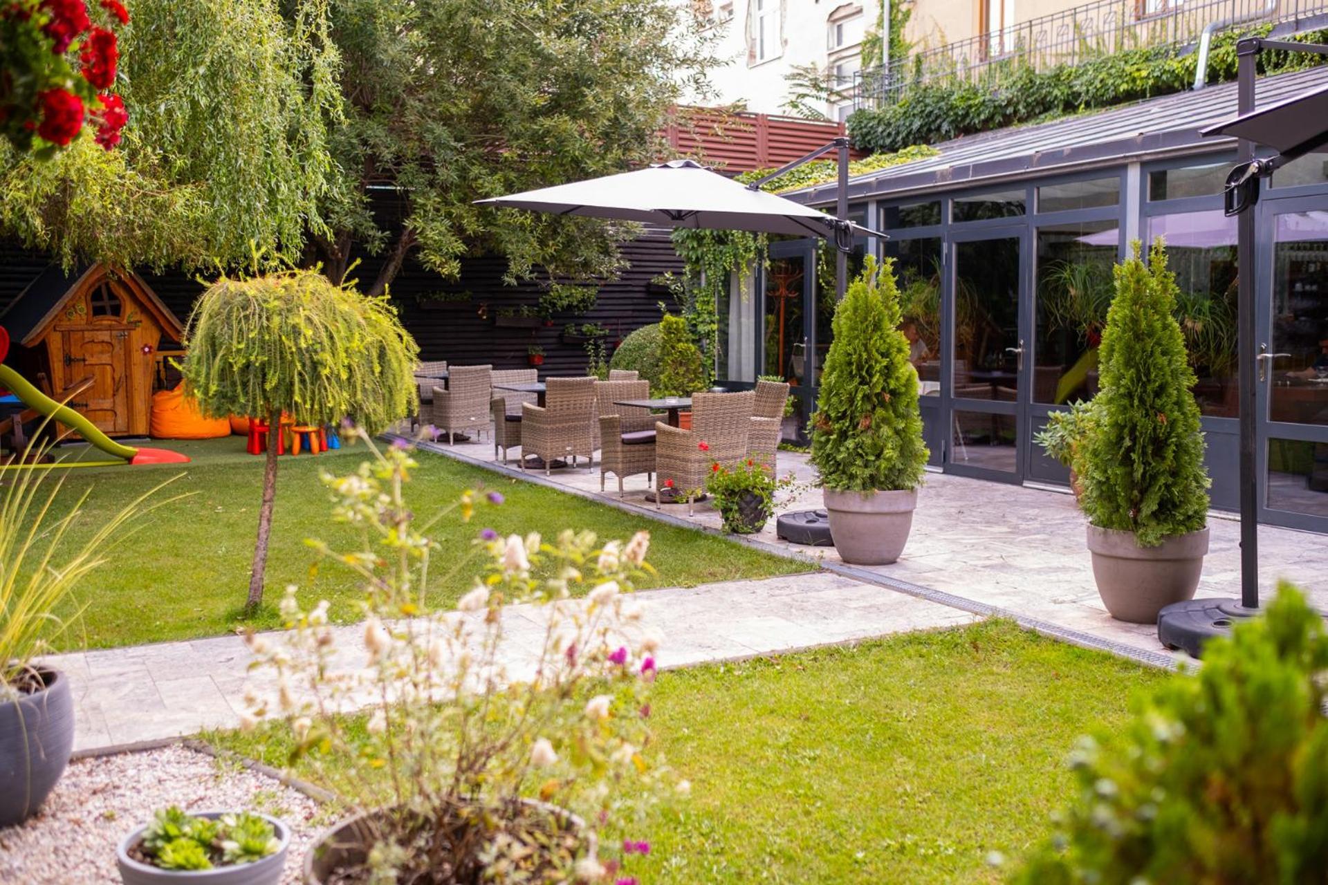 Hotel Golden Eagle Levice Ngoại thất bức ảnh