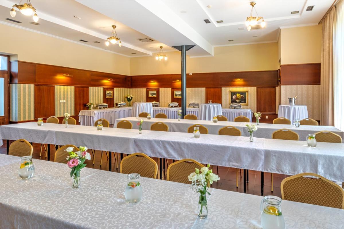 Hotel Golden Eagle Levice Ngoại thất bức ảnh