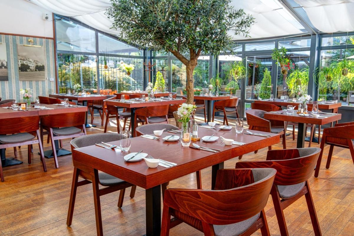 Hotel Golden Eagle Levice Ngoại thất bức ảnh