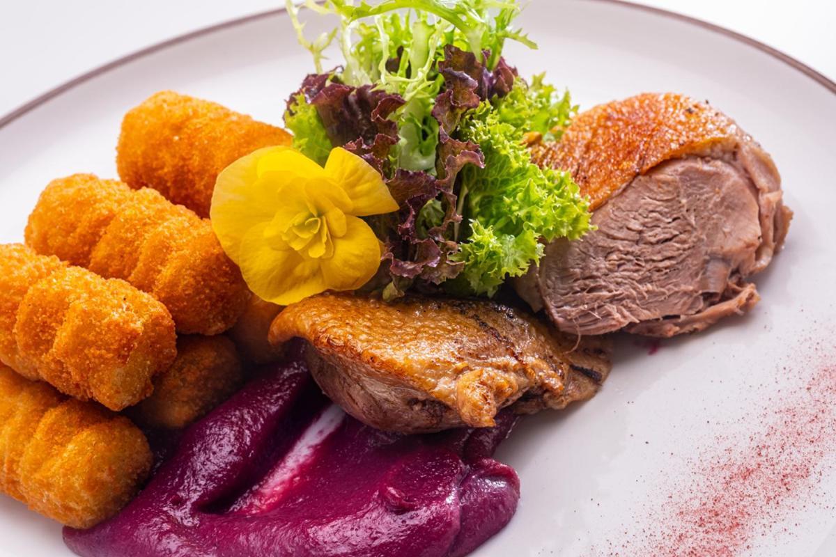 Hotel Golden Eagle Levice Ngoại thất bức ảnh