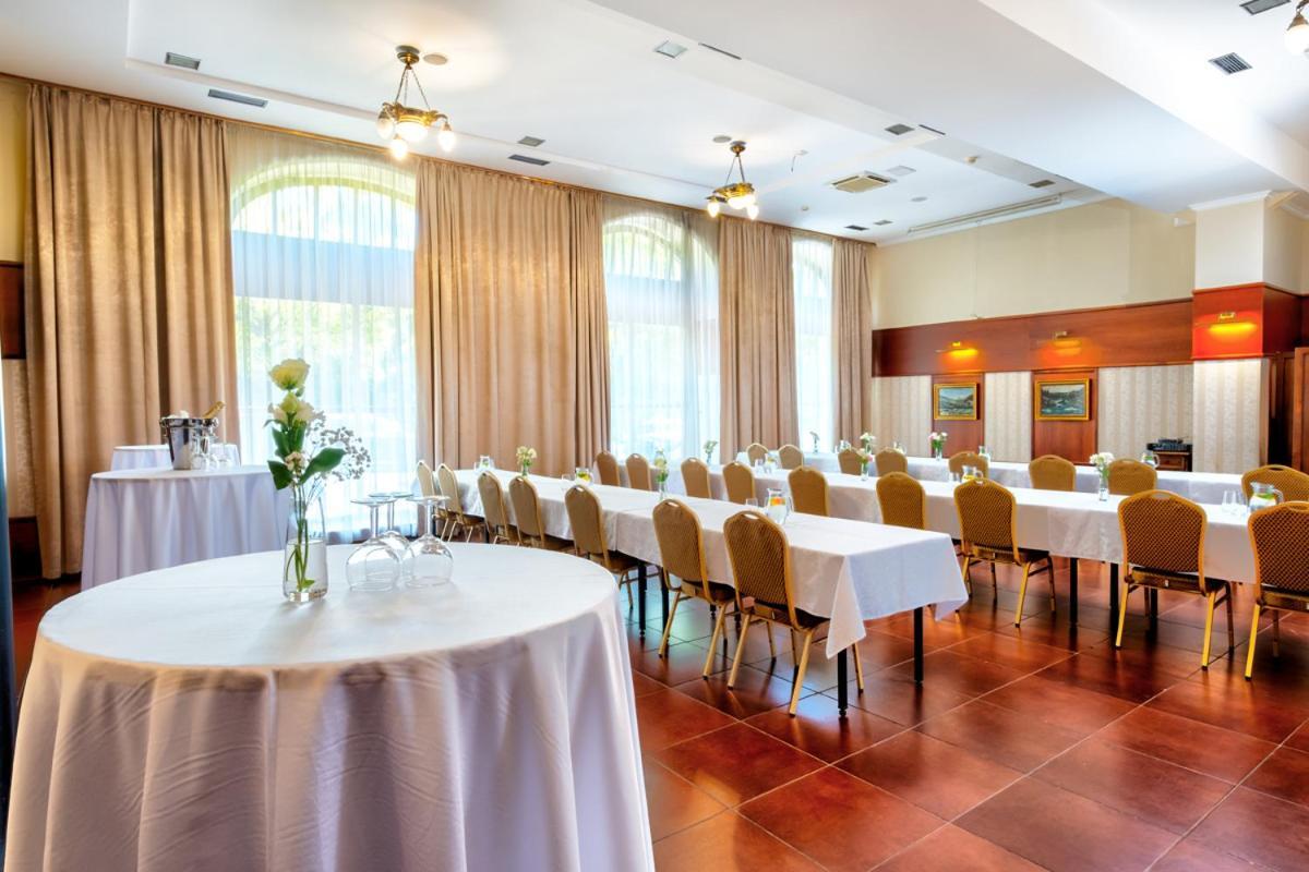 Hotel Golden Eagle Levice Ngoại thất bức ảnh