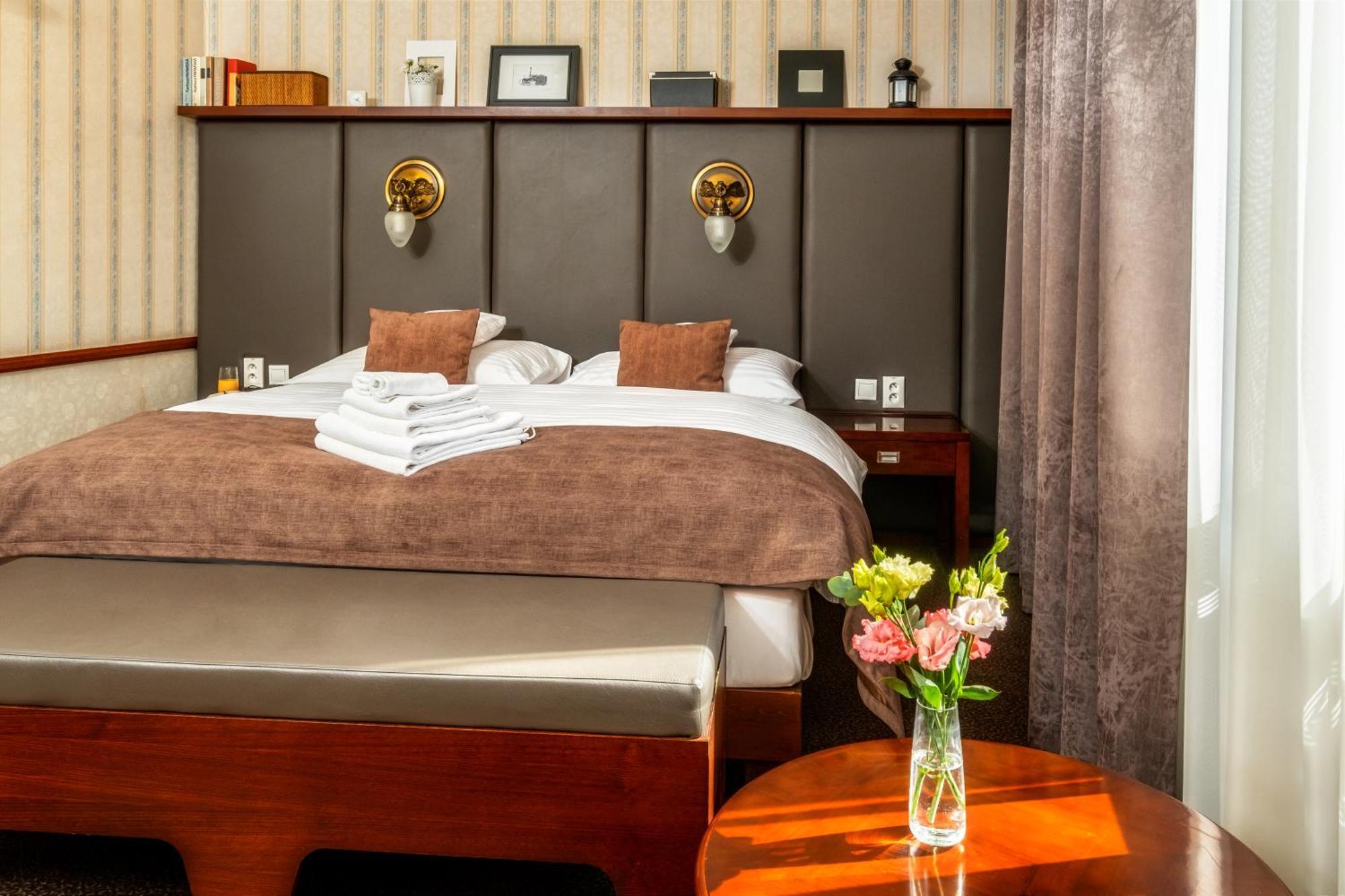 Hotel Golden Eagle Levice Ngoại thất bức ảnh