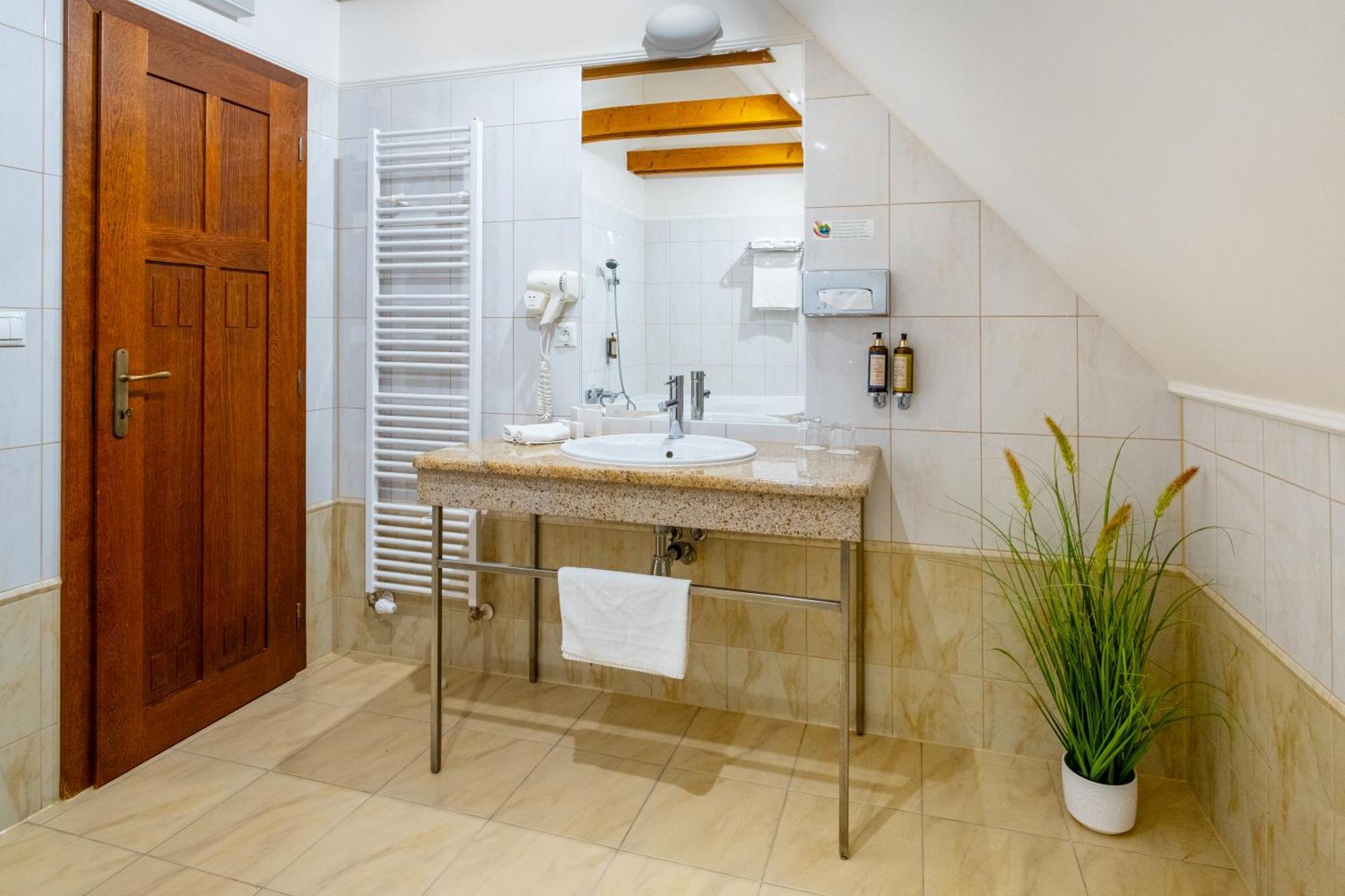 Hotel Golden Eagle Levice Ngoại thất bức ảnh