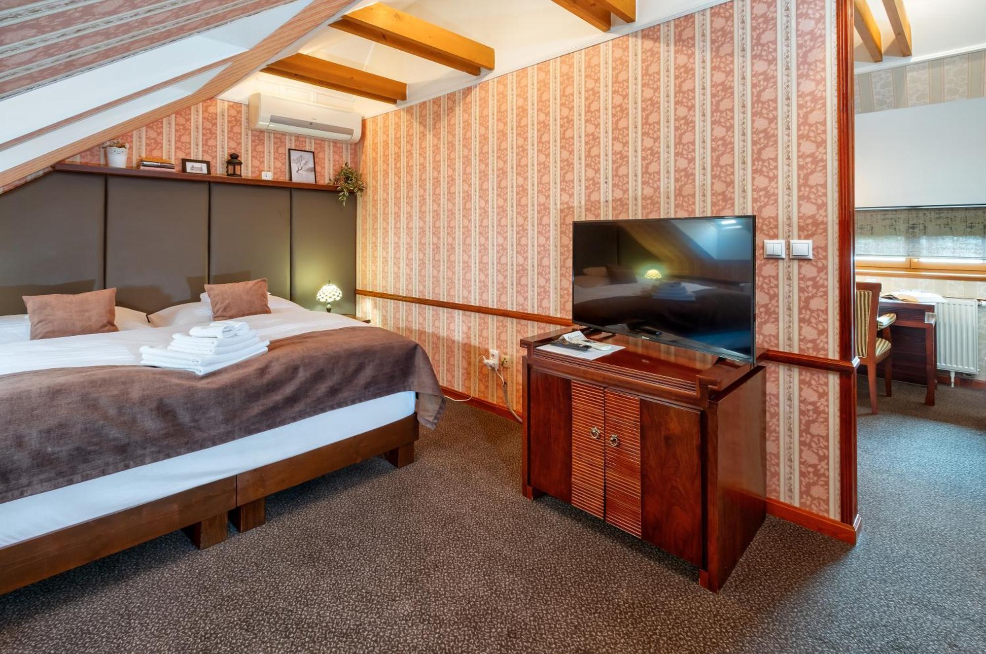 Hotel Golden Eagle Levice Ngoại thất bức ảnh