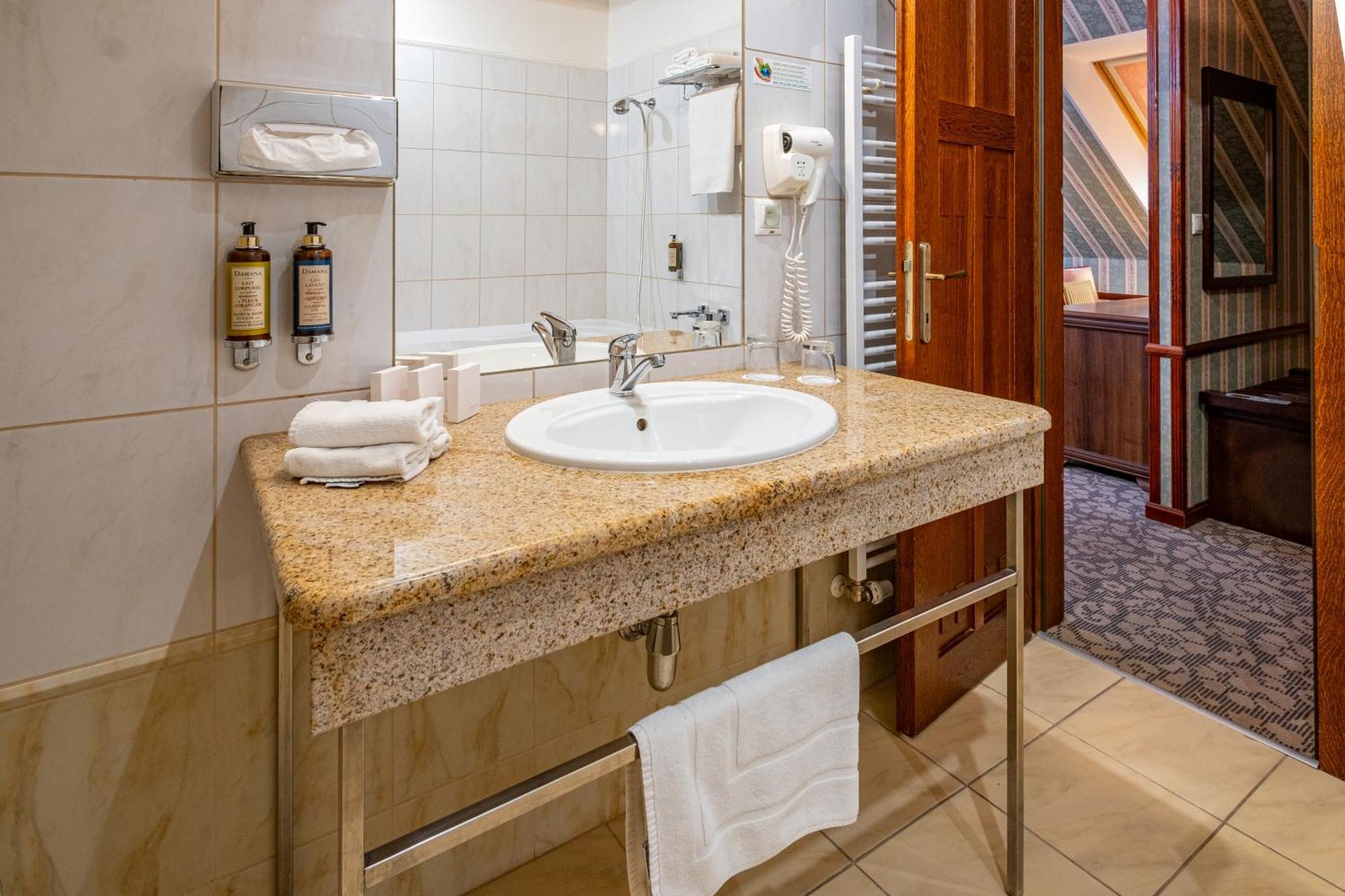 Hotel Golden Eagle Levice Ngoại thất bức ảnh