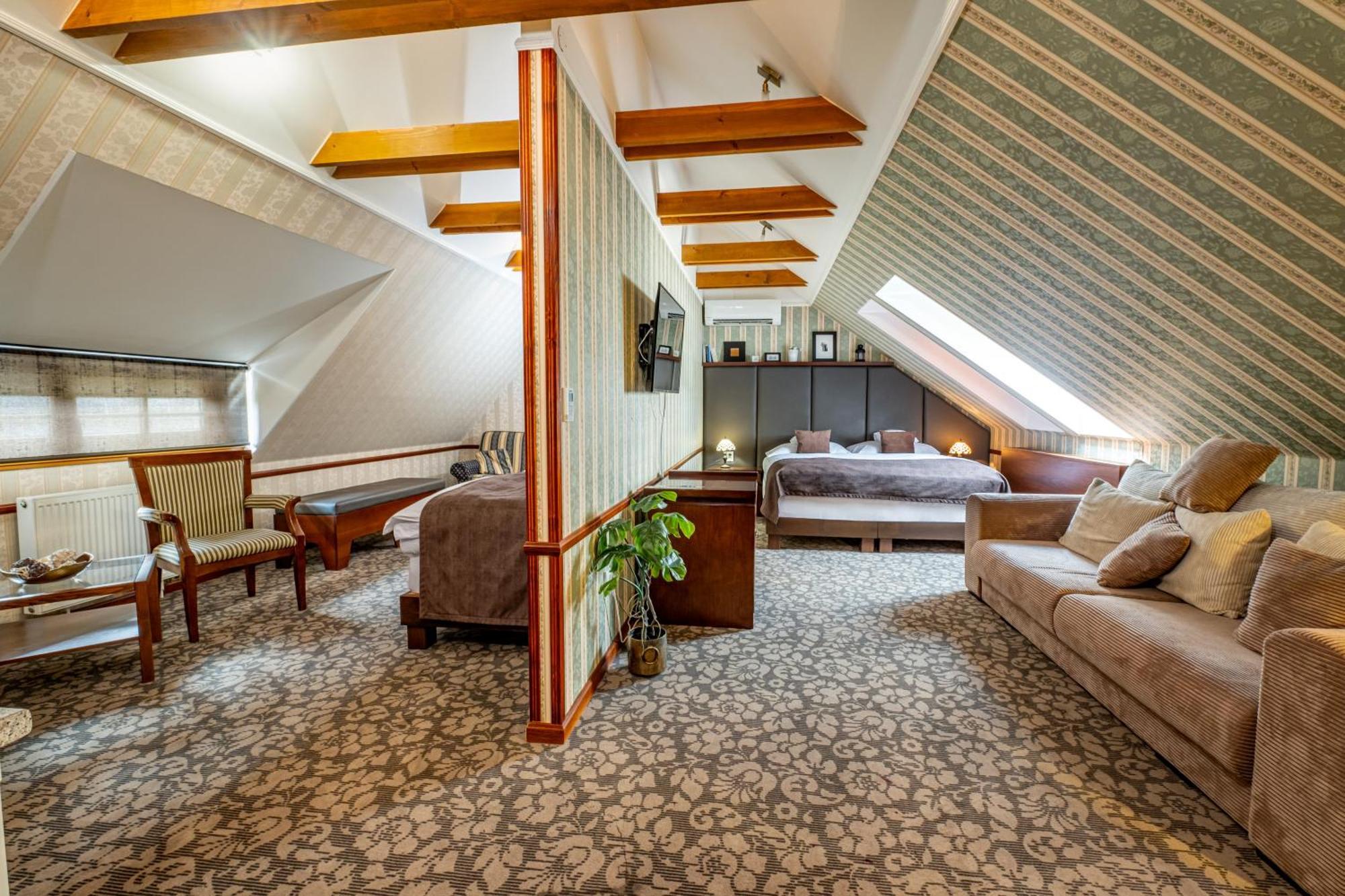 Hotel Golden Eagle Levice Ngoại thất bức ảnh