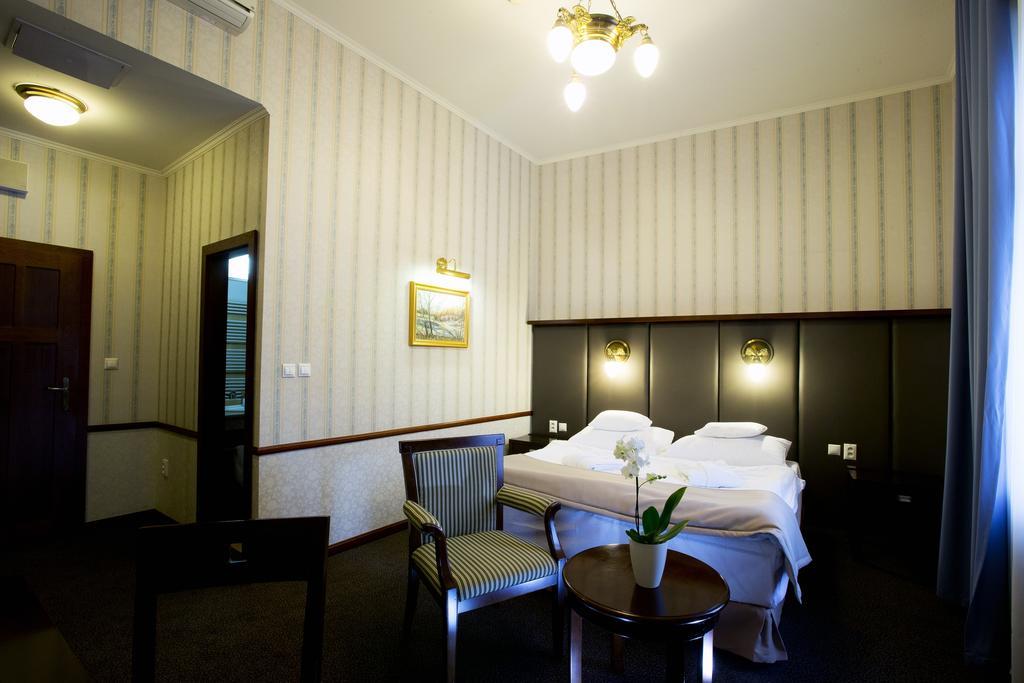 Hotel Golden Eagle Levice Phòng bức ảnh