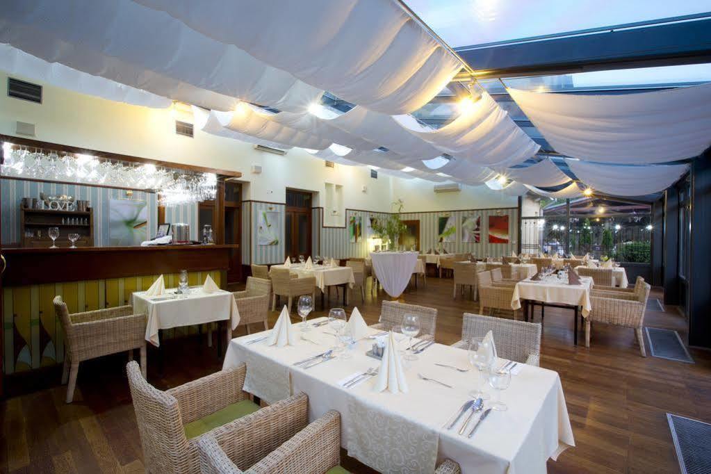 Hotel Golden Eagle Levice Ngoại thất bức ảnh